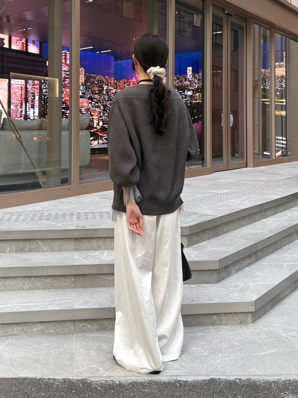 グレー系のニット/セーター、グレー系のTシャツ/カットソーを着用したレディースの冬コーディネートの2枚目の写真