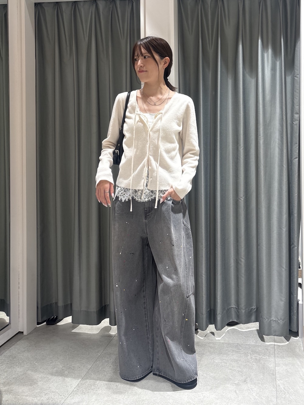 ホワイト系のカーディガン/ボレロ、グレー系のその他パンツ、ブラック系のその他シューズを着用したレディースの秋コーディネートの2枚目の写真