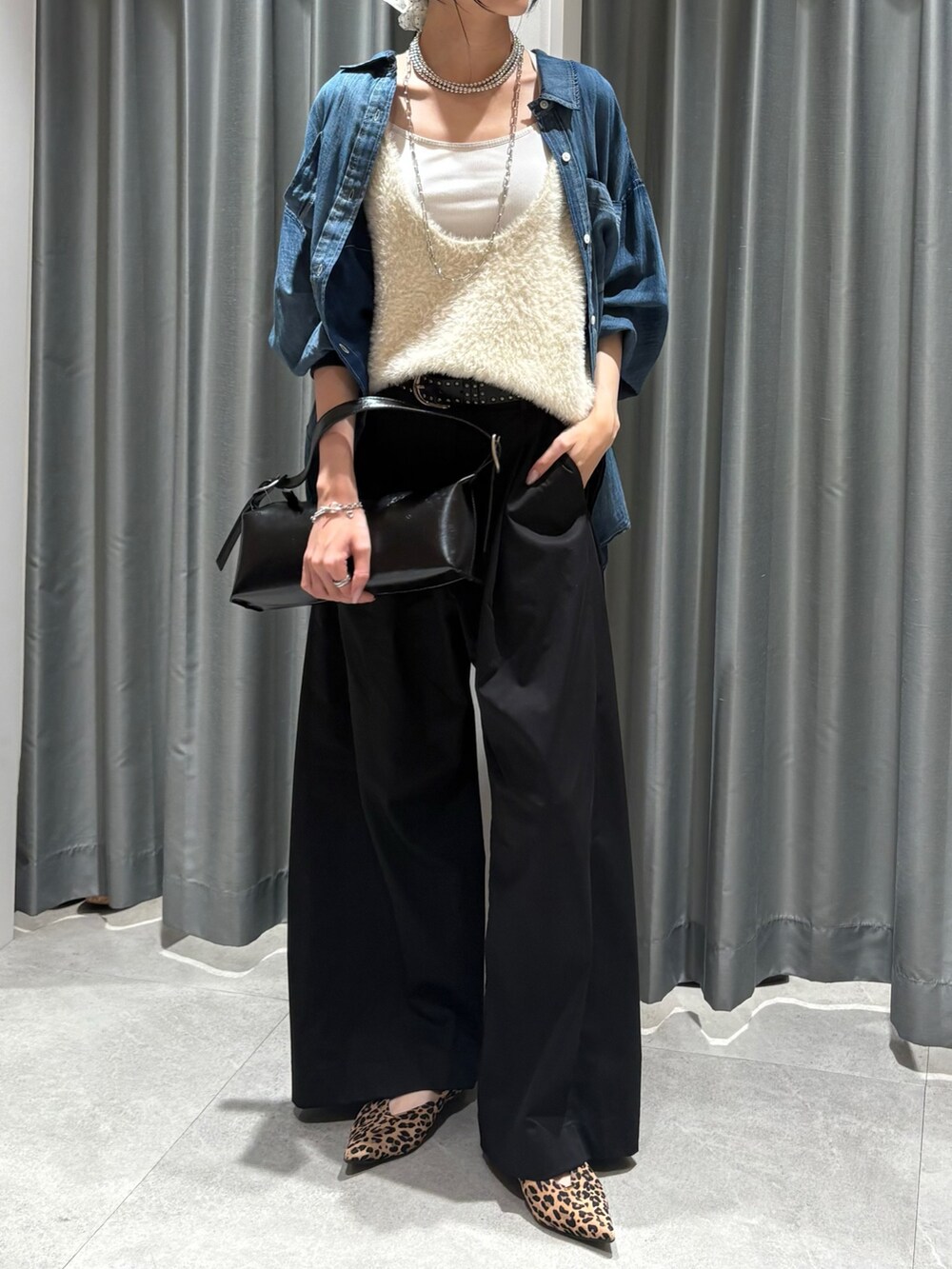 ブルー系のシャツ/ブラウス、グレー系のニット/セーター、ブラック系のその他パンツを着用したレディースの夏コーディネートの3枚目の写真