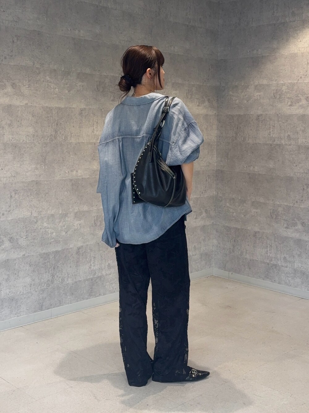 ブラック系のその他パンツ、ブラック系のシャツ/ブラウス、ブルー系のシャツ/ブラウスを着用したレディースの春コーディネートの3枚目の写真