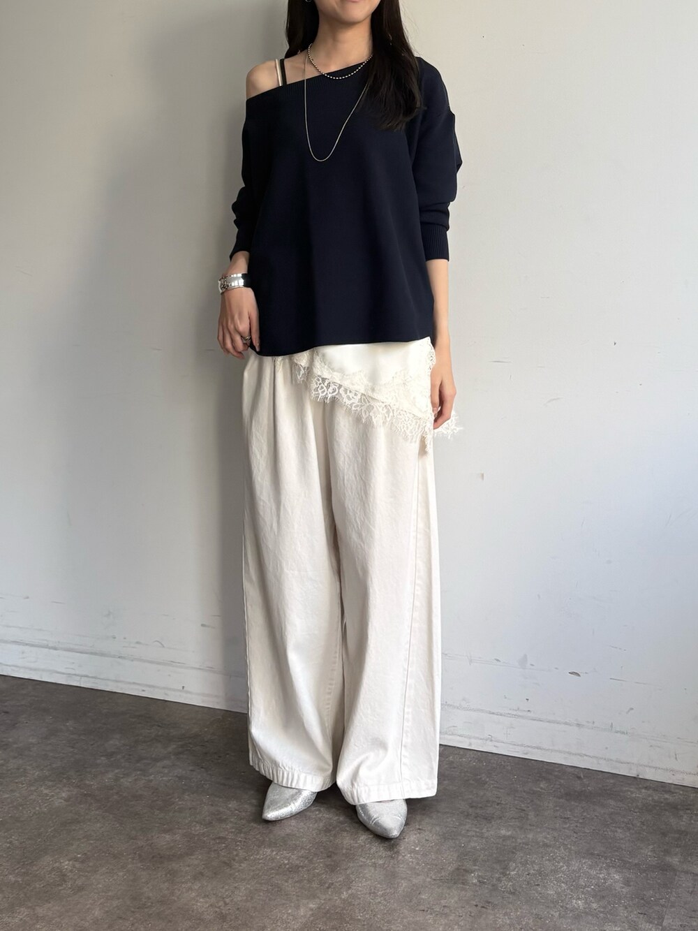 ブルー系のニット/セーター、ベージュ系のデニムパンツを着用したレディースの冬コーディネートの3枚目の写真