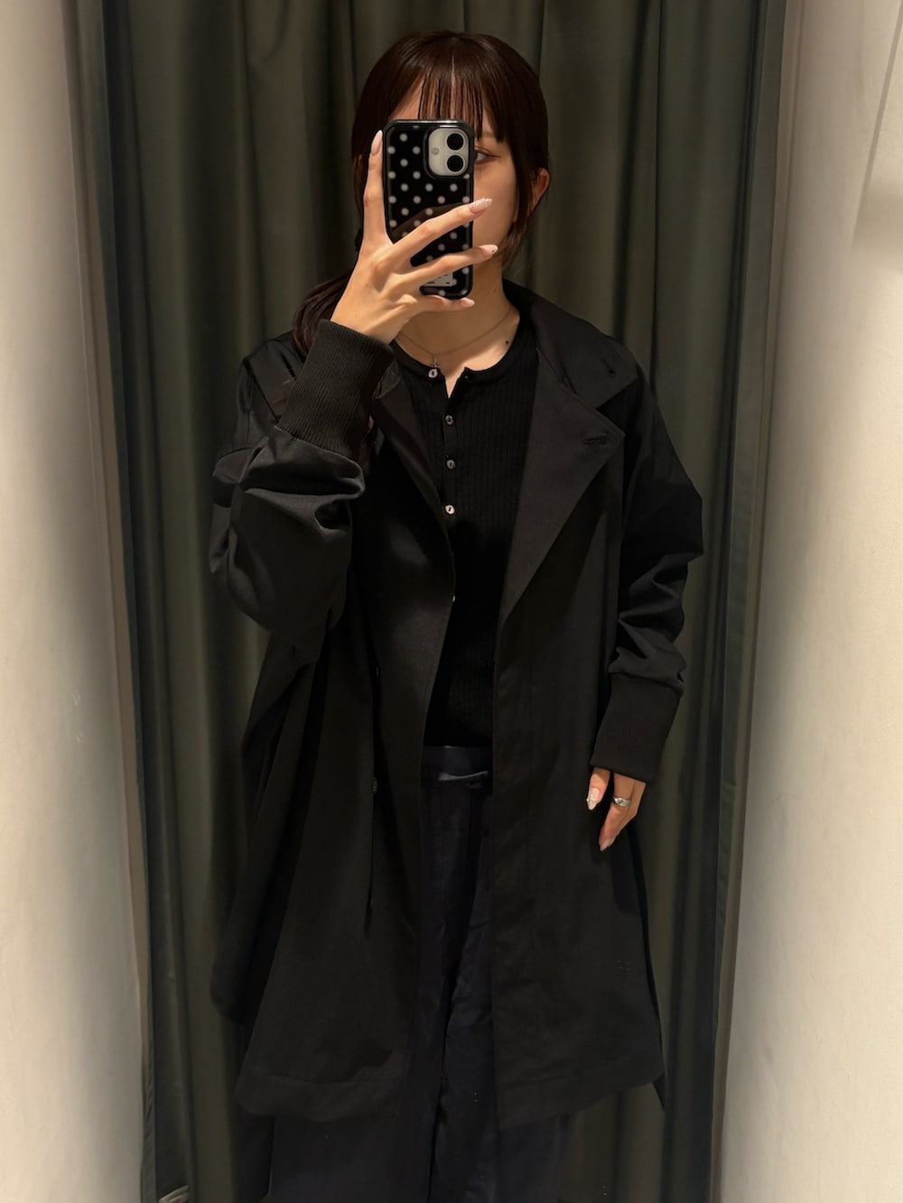 ブラック系のその他アウターを着用したレディースの春コーディネートの2枚目の写真