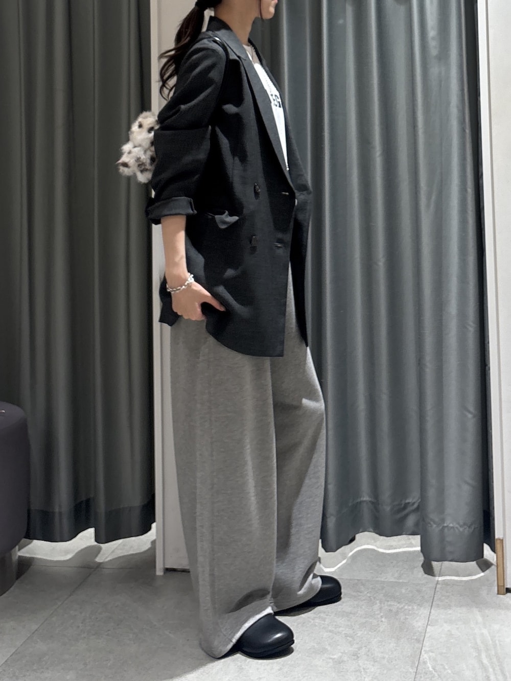 グレー系のその他パンツ、ホワイト系のシャツ/ブラウス、グレー系のテーラードジャケットを着用したレディースの秋コーディネートの3枚目の写真