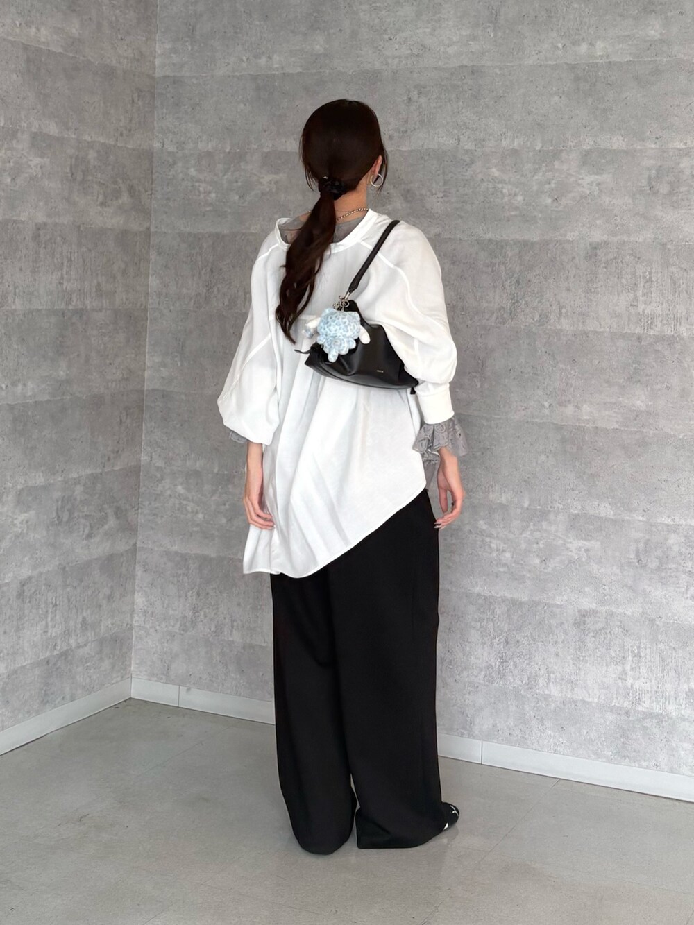 ホワイト系のシャツ/ブラウス、グレー系のシャツ/ブラウス、ブラック系のその他パンツを着用したレディースの冬コーディネートの4枚目の写真