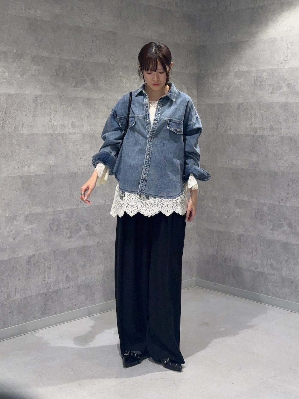 ホワイト系のシャツ/ブラウス、ブルー系のシャツ/ブラウス、ブラック系のスラックスを着用したレディースの春コーディネートの4枚目の写真