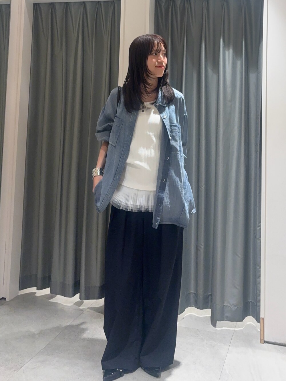 ブルー系のシャツ/ブラウス、ホワイト系のニット/セーター、ホワイト系のシャツ/ブラウスを着用したレディースの春コーディネートの2枚目の写真
