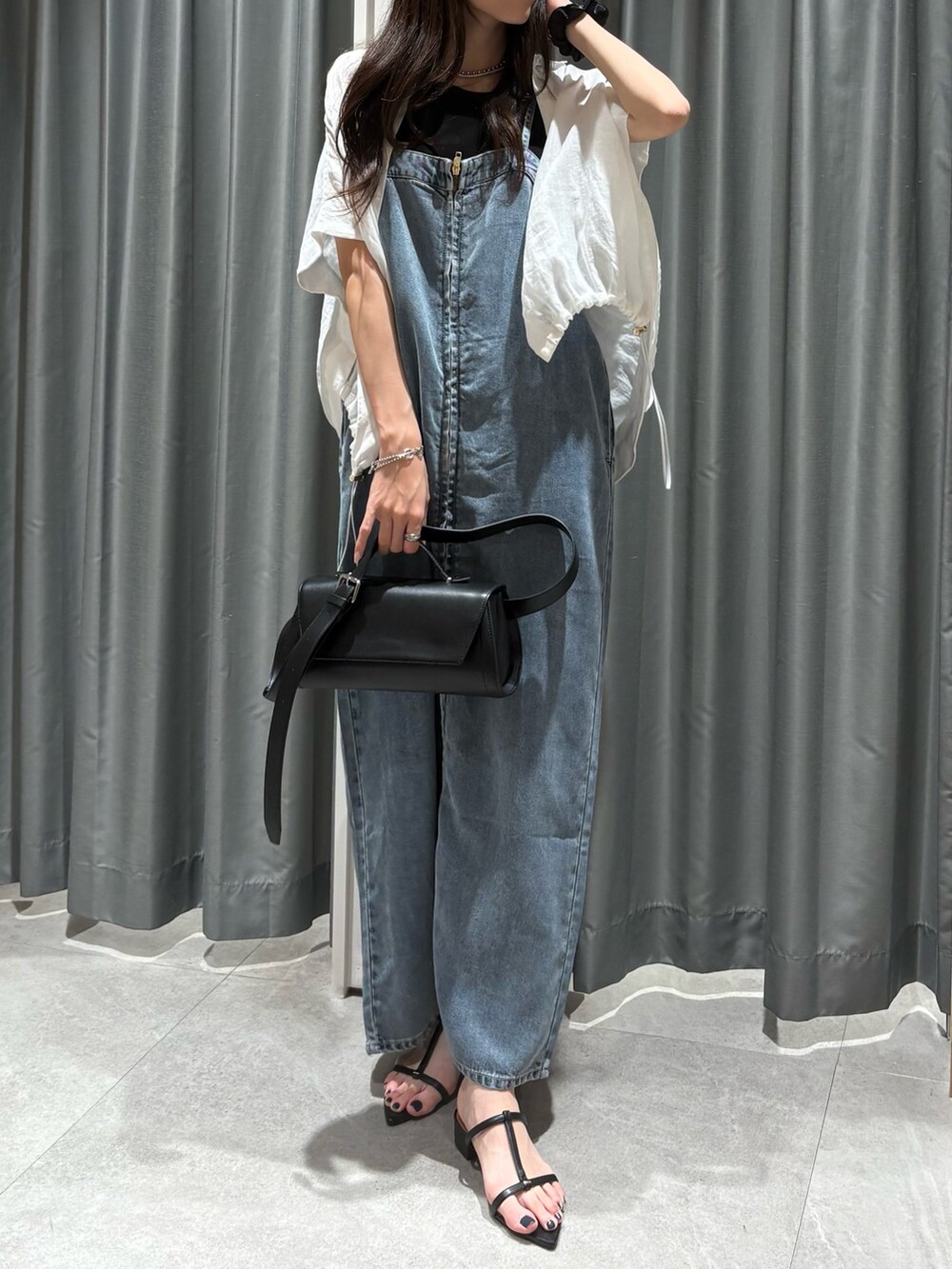 ホワイト系のシャツ/ブラウス、ブラック系のTシャツ/カットソー、ブラック系のショルダーバッグを着用したレディースの夏コーディネートの3枚目の写真