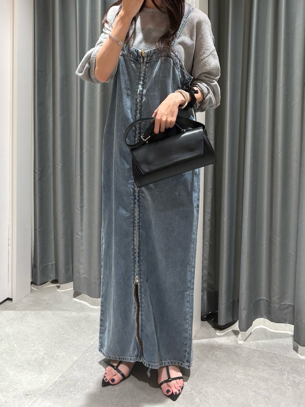ブルー系のワンピース、ブラック系のショルダーバッグ、ブラック系のサンダルを着用したレディースの夏コーディネートの2枚目の写真