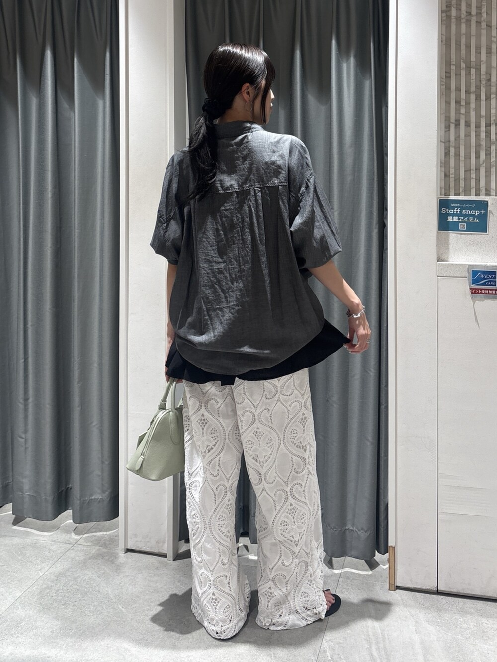 ブラック系のシャツ/ブラウス、ブラック系のキャミソール、ホワイト系のその他パンツを着用したレディースの夏コーディネートの2枚目の写真