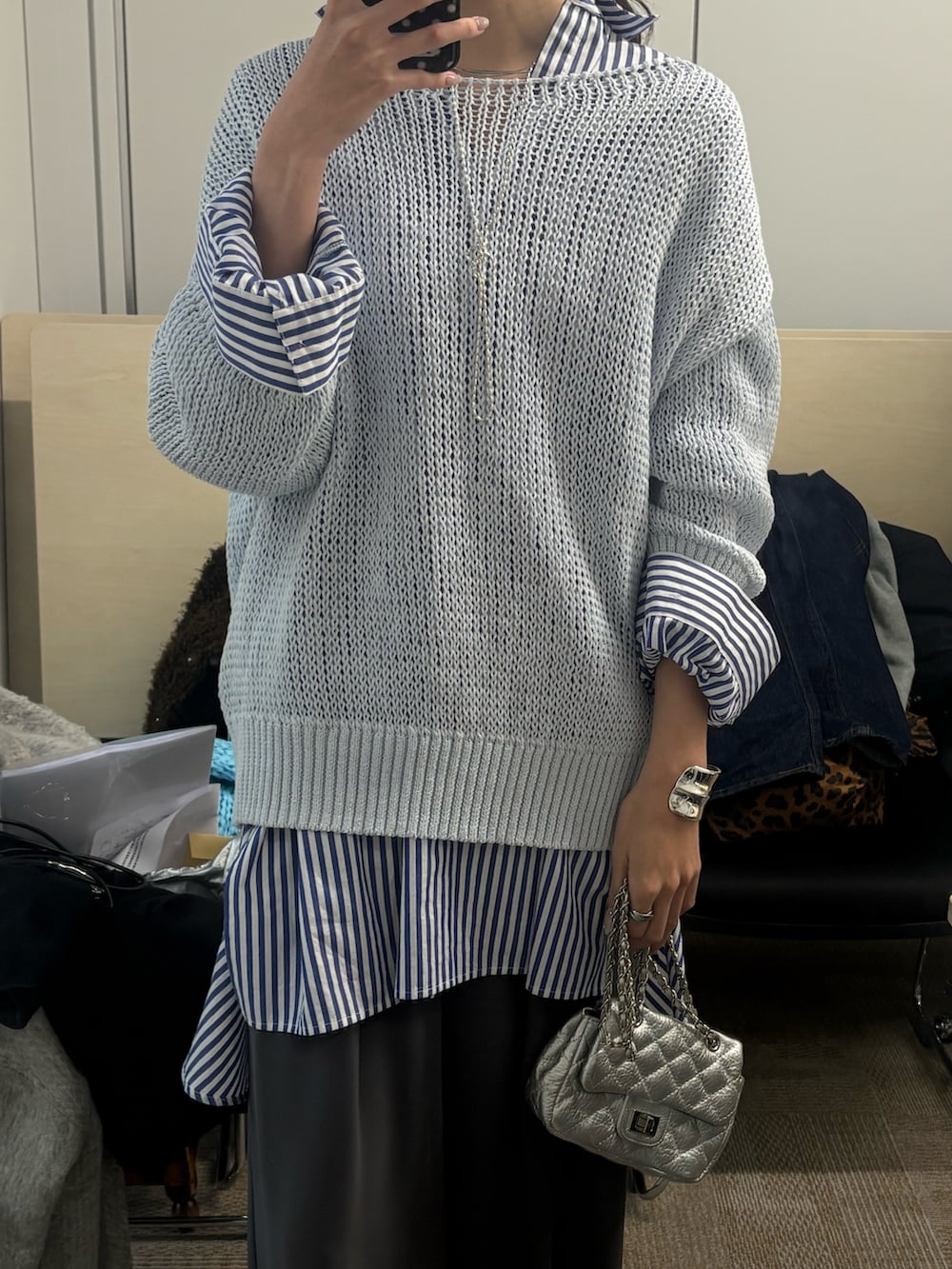 ブルー系のニット/セーター、ブルー系のシャツ/ブラウス、グレー系のスラックスを着用したレディースの冬コーディネートの4枚目の写真