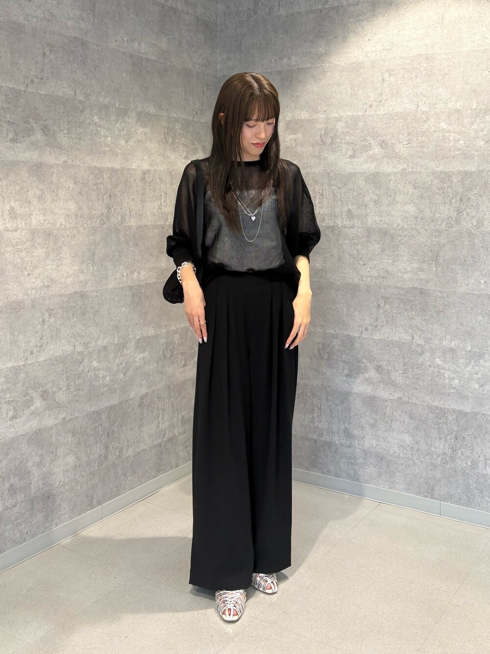 「ワイドパンツ、韓国ファッション、きれいめカジュアル、モノトーン、大人ファッション、オトナカジュアル、大人かわいい、パンツスタイル、夏ファッション、パンツコーデ、ラフコーデ、夏、春服、ootd、シアートップス」｜「DouDouのタックワイドパンツ（スラックス、ブラック系）」を使った、karinさん（骨格ウェーブ・レディース・165cm）の春コーディネートの3枚目の写真