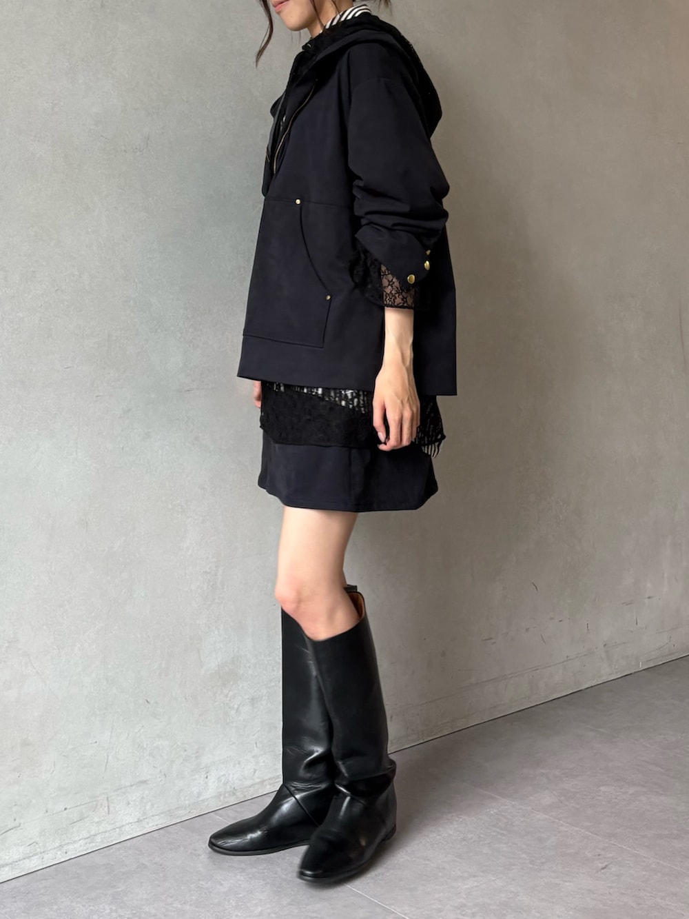 ブラック系のシャツ/ブラウス、グレー系のシャツ/ブラウス、グレー系のスカートを着用したレディースの秋コーディネートの2枚目の写真