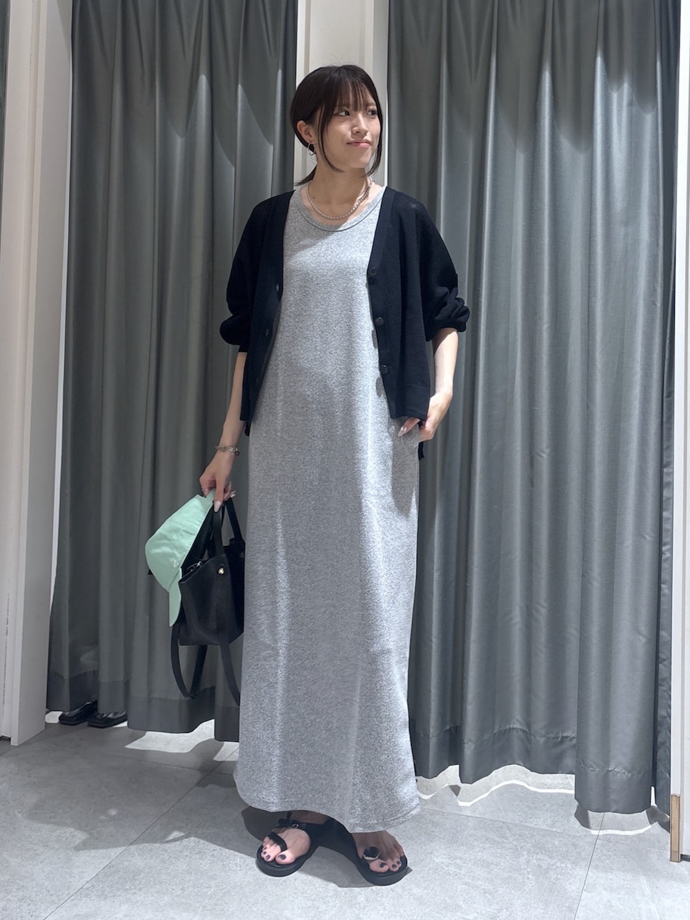 ブラック系のカーディガン/ボレロ、ブラック系のワンピースを着用したレディースの夏コーディネートの2枚目の写真