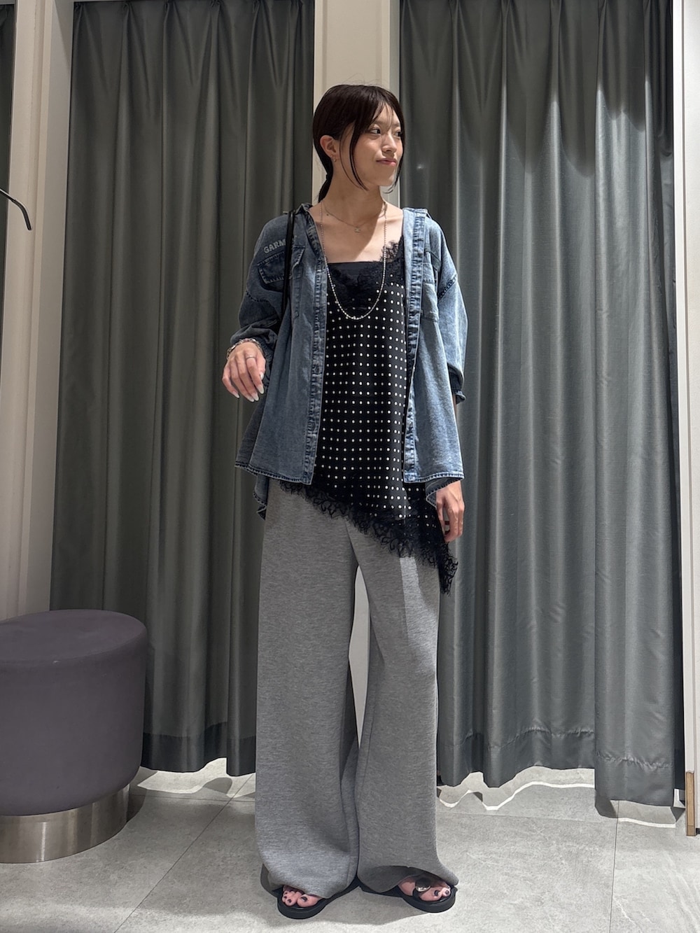 ブルー系のシャツ/ブラウス、ブラック系のシャツ/ブラウス、グレー系のその他パンツを着用したレディースの秋コーディネートの2枚目の写真