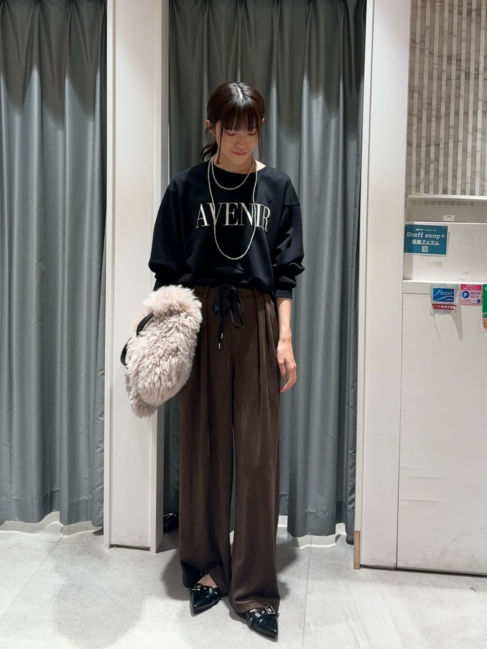 ブラウン系のその他パンツ、ベージュ系のショルダーバッグ、ブラック系のTシャツ/カットソーを着用したレディースの秋コーディネートの2枚目の写真