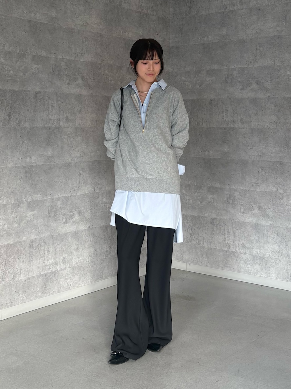 ブルー系のシャツ/ブラウス、グレー系のスウェット、ブラック系のその他パンツを着用したレディースの冬コーディネートの2枚目の写真