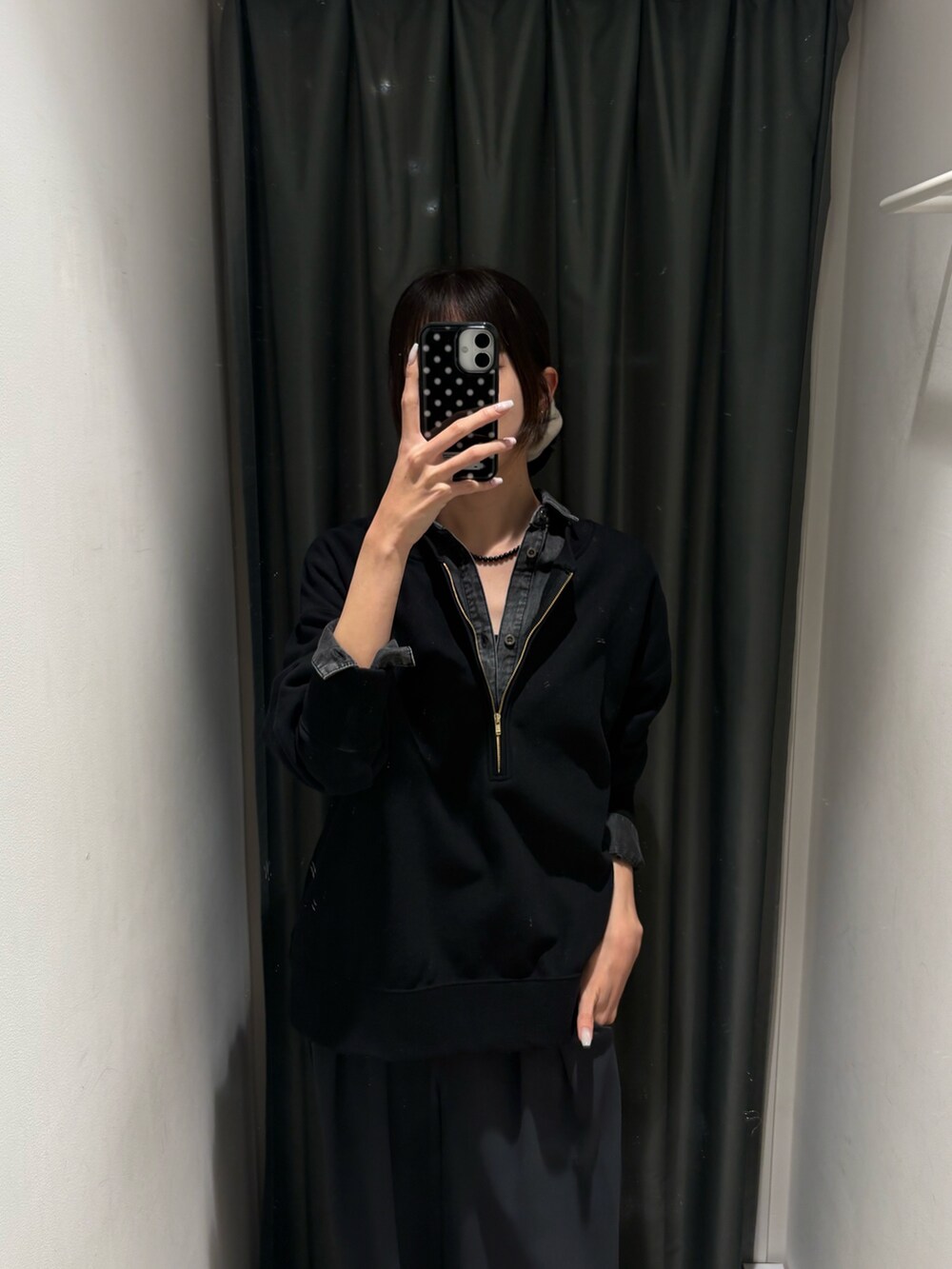 ブラック系のスウェット、ブラック系のシャツ/ブラウス、ベージュ系のショルダーバッグを着用したレディースの冬コーディネートの3枚目の写真