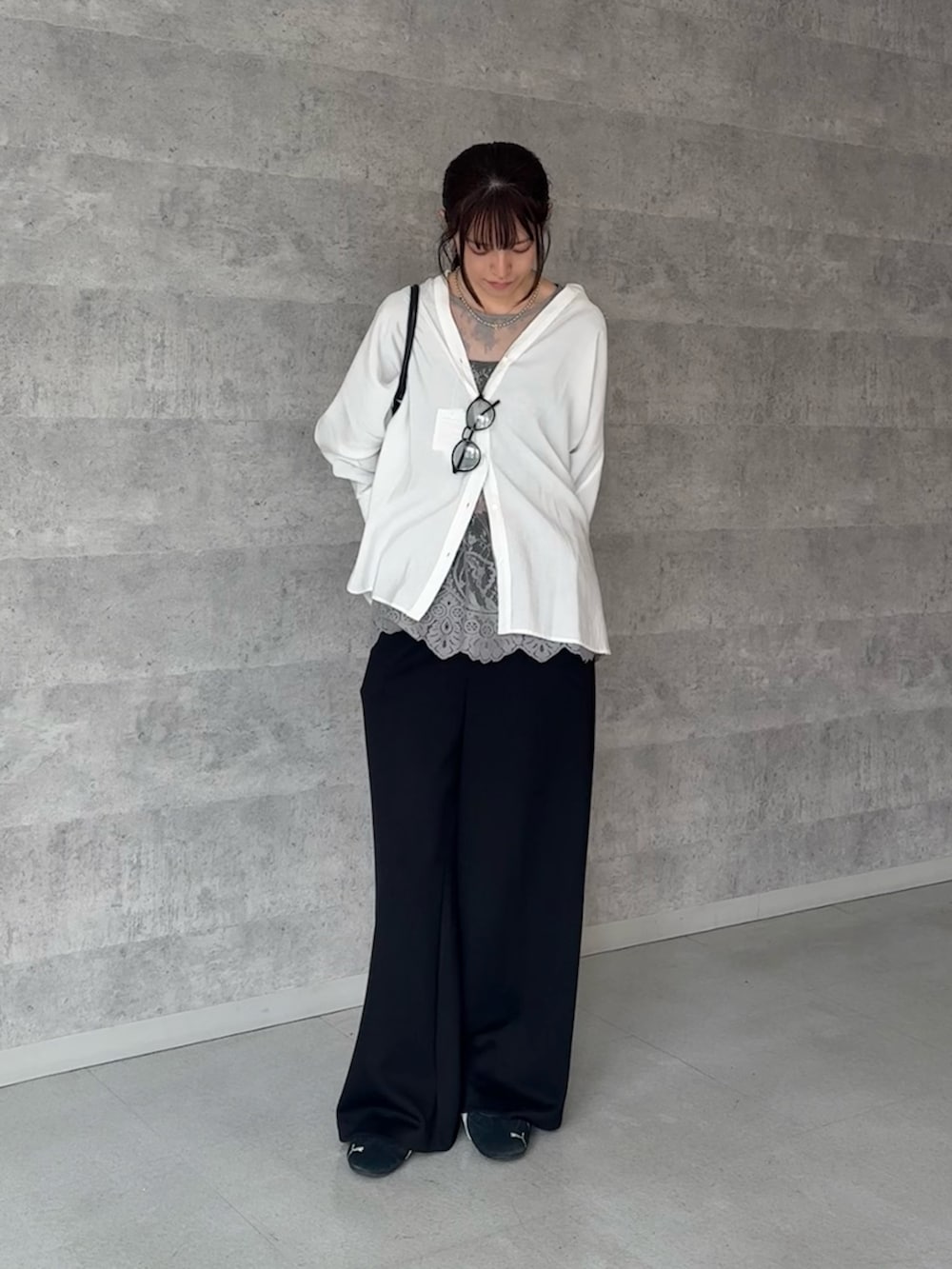 ホワイト系のシャツ/ブラウス、グレー系のシャツ/ブラウス、ブラック系のその他パンツを着用したレディースの冬コーディネートの3枚目の写真