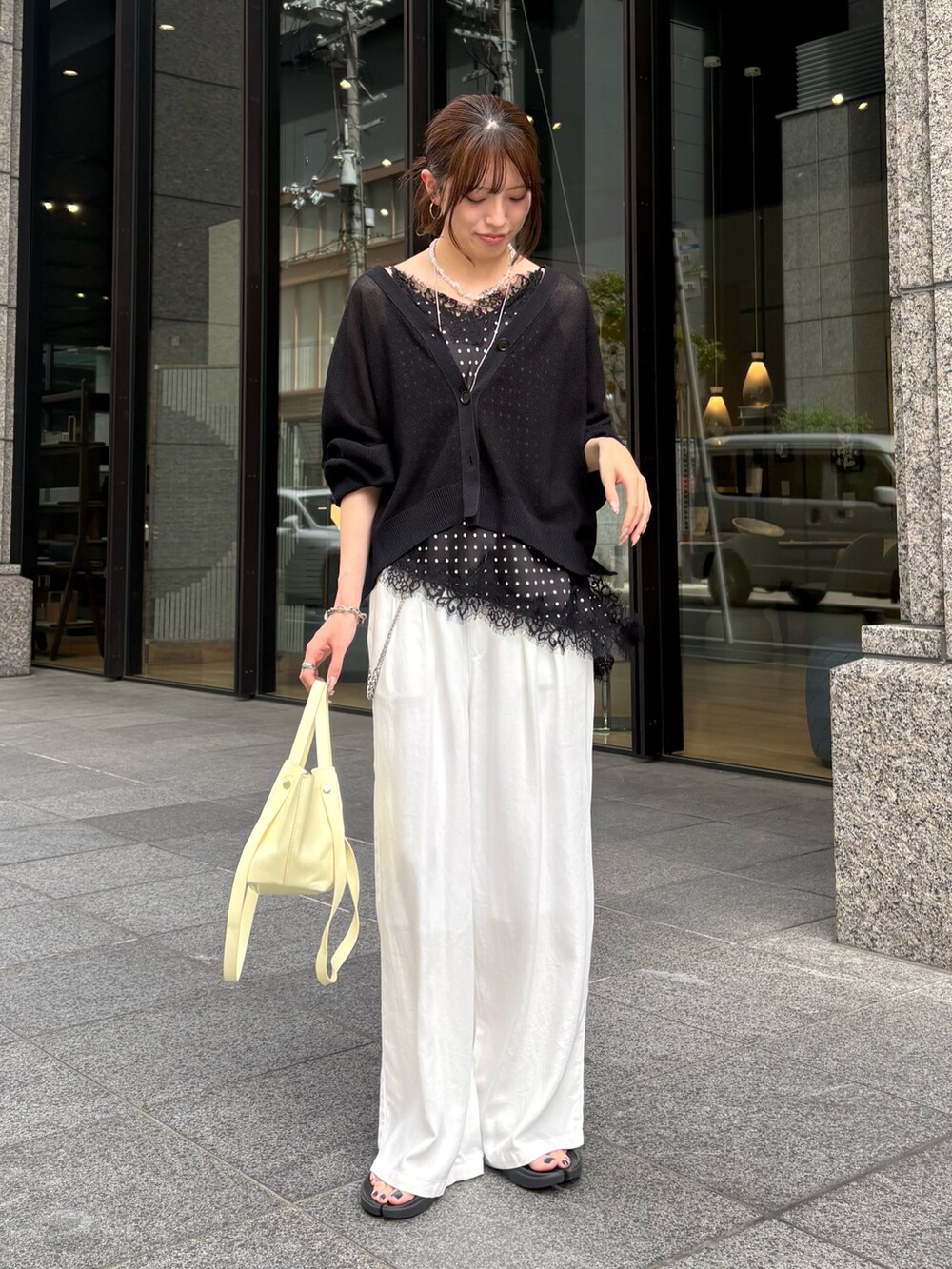 ブラック系のカーディガン/ボレロ、ブラック系のシャツ/ブラウス、ホワイト系のその他パンツを着用したレディースの夏コーディネートの2枚目の写真