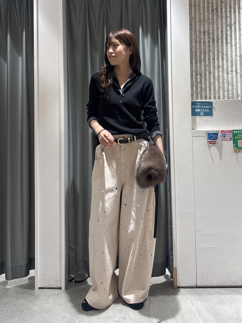 ブラック系のニット/セーター、グレー系のニット/セーター、ブラウン系のトートバッグを着用したレディースの秋コーディネートの3枚目の写真