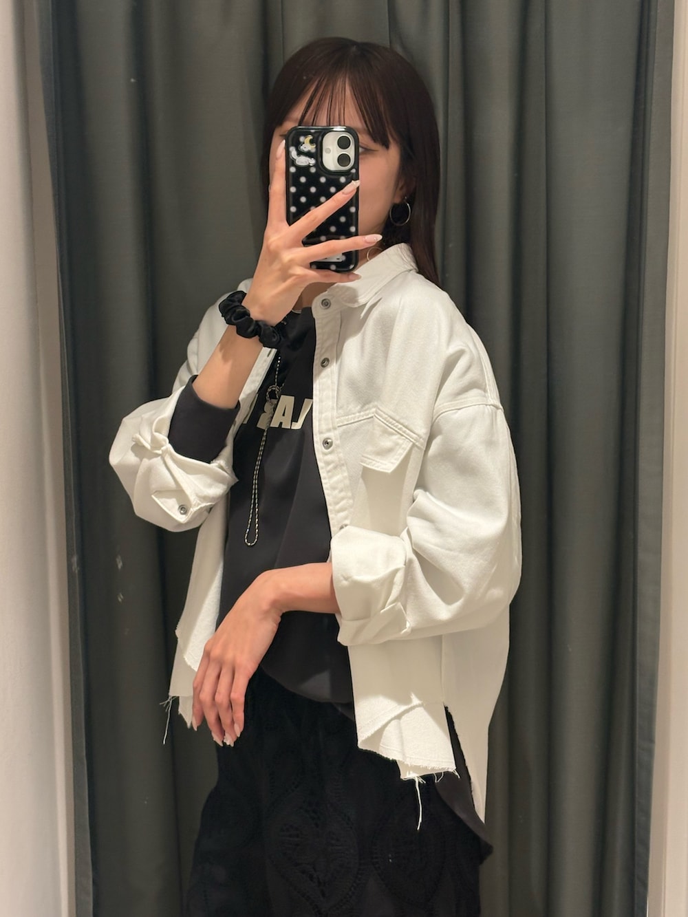 ホワイト系のショルダーバッグ、ブラック系のその他パンツ、グレー系のシャツ/ブラウスを着用したレディースの春コーディネートの5枚目の写真