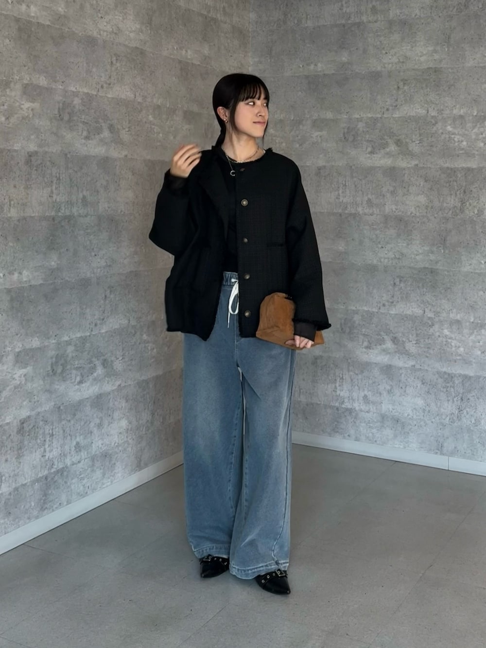 ブルー系のその他パンツ、ブラック系のTシャツ/カットソー、イエロー系のショルダーバッグを着用したレディースの秋コーディネートの2枚目の写真