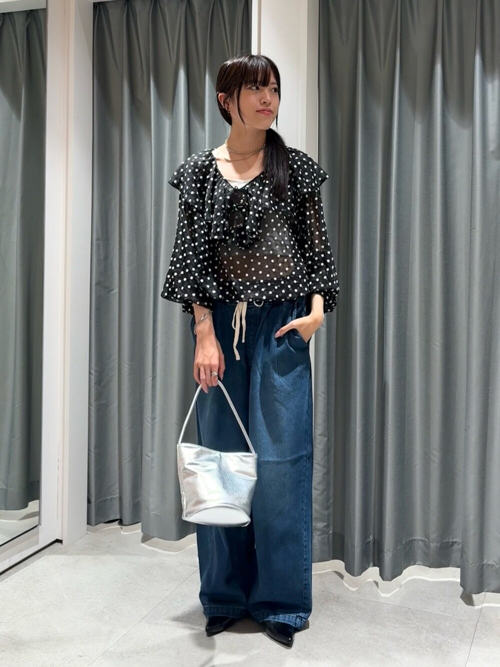 ブラック系のシャツ/ブラウス、ブルー系のデニムパンツ、ブラック系のパンプスを着用したレディースの秋コーディネートの2枚目の写真