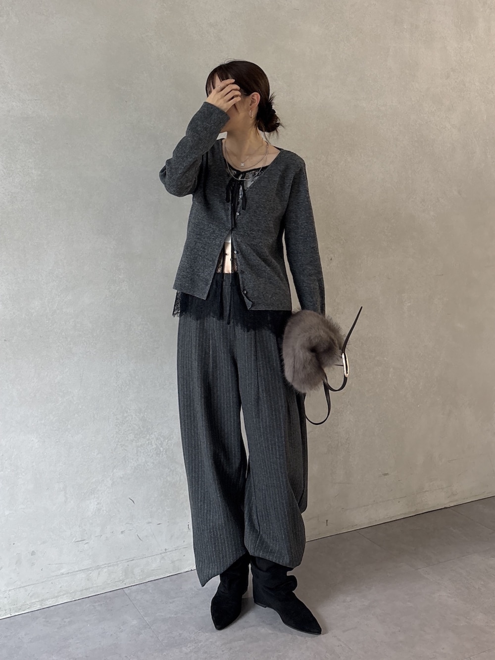 グレー系のカーディガン/ボレロ、グレー系のその他パンツ、ブラック系のその他シューズを着用したレディースの秋コーディネートの3枚目の写真