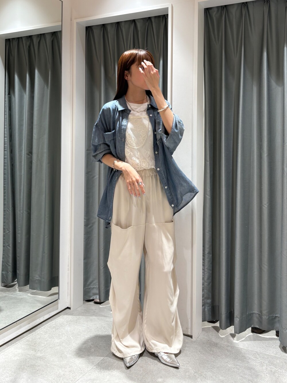 ブルー系のシャツ/ブラウス、ホワイト系のその他パンツ、ホワイト系のシャツ/ブラウスを着用したレディースの夏コーディネートの2枚目の写真