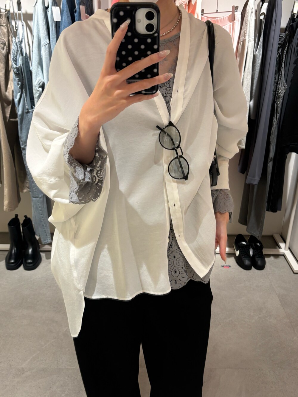 ホワイト系のシャツ/ブラウス、グレー系のシャツ/ブラウス、ブラック系のその他パンツを着用したレディースの冬コーディネートの5枚目の写真