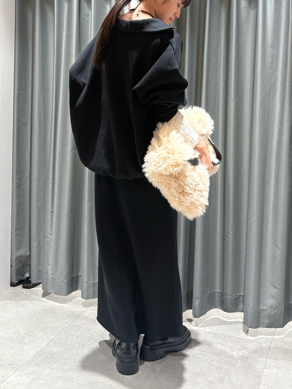 ブラック系のTシャツ/カットソー、ホワイト系のTシャツ/カットソー、ブラック系のスカートを着用したレディースの秋コーディネートの2枚目の写真