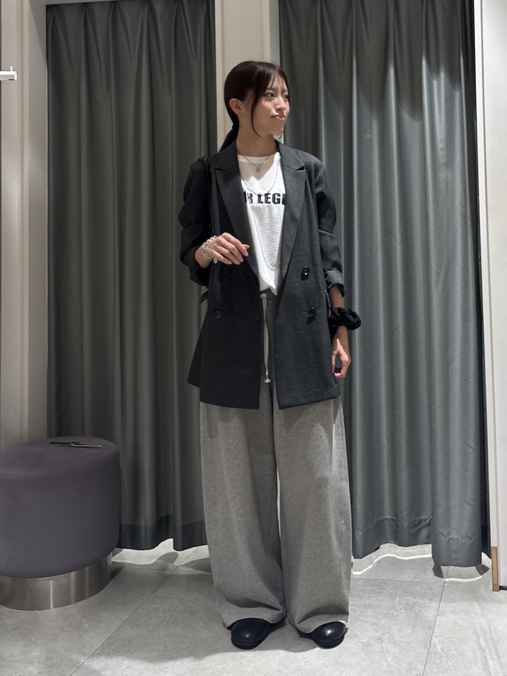 グレー系のその他パンツ、ホワイト系のシャツ/ブラウス、グレー系のテーラードジャケットを着用したレディースの秋コーディネートの2枚目の写真