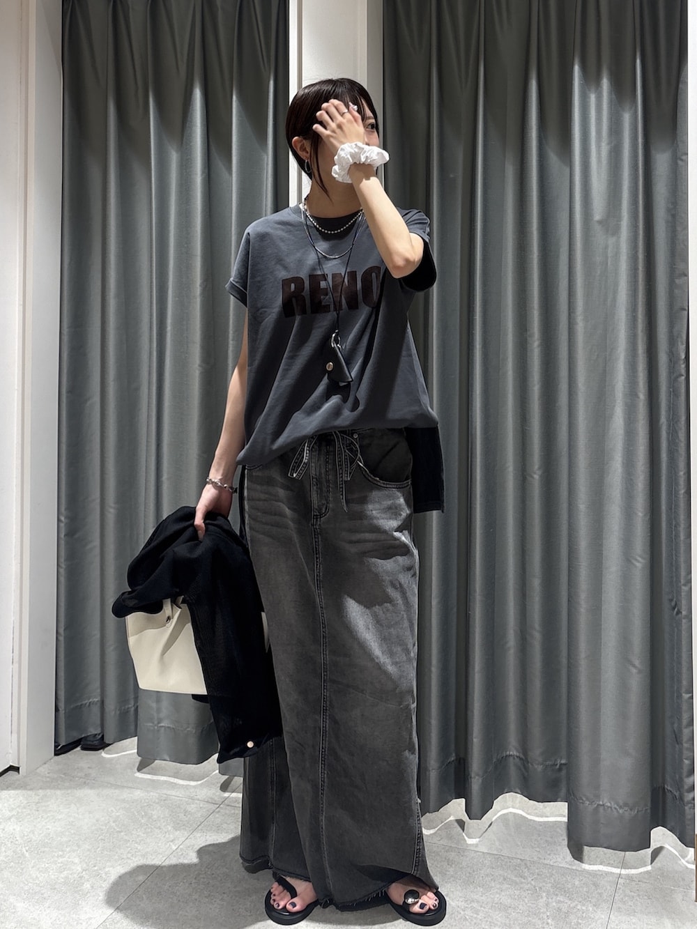 グレー系のTシャツ/カットソー、ブラック系のスカート、ブラック系のネックレスを着用したレディースの夏コーディネートの4枚目の写真