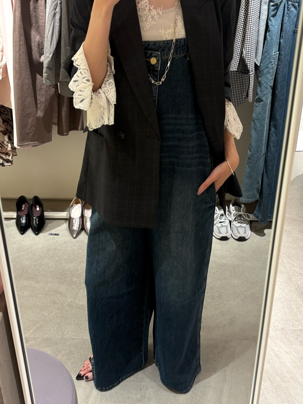 ホワイト系のシャツ/ブラウス、グレー系のテーラードジャケット、ブルー系のつなぎ/オールインワンを着用したレディースの秋コーディネートの5枚目の写真