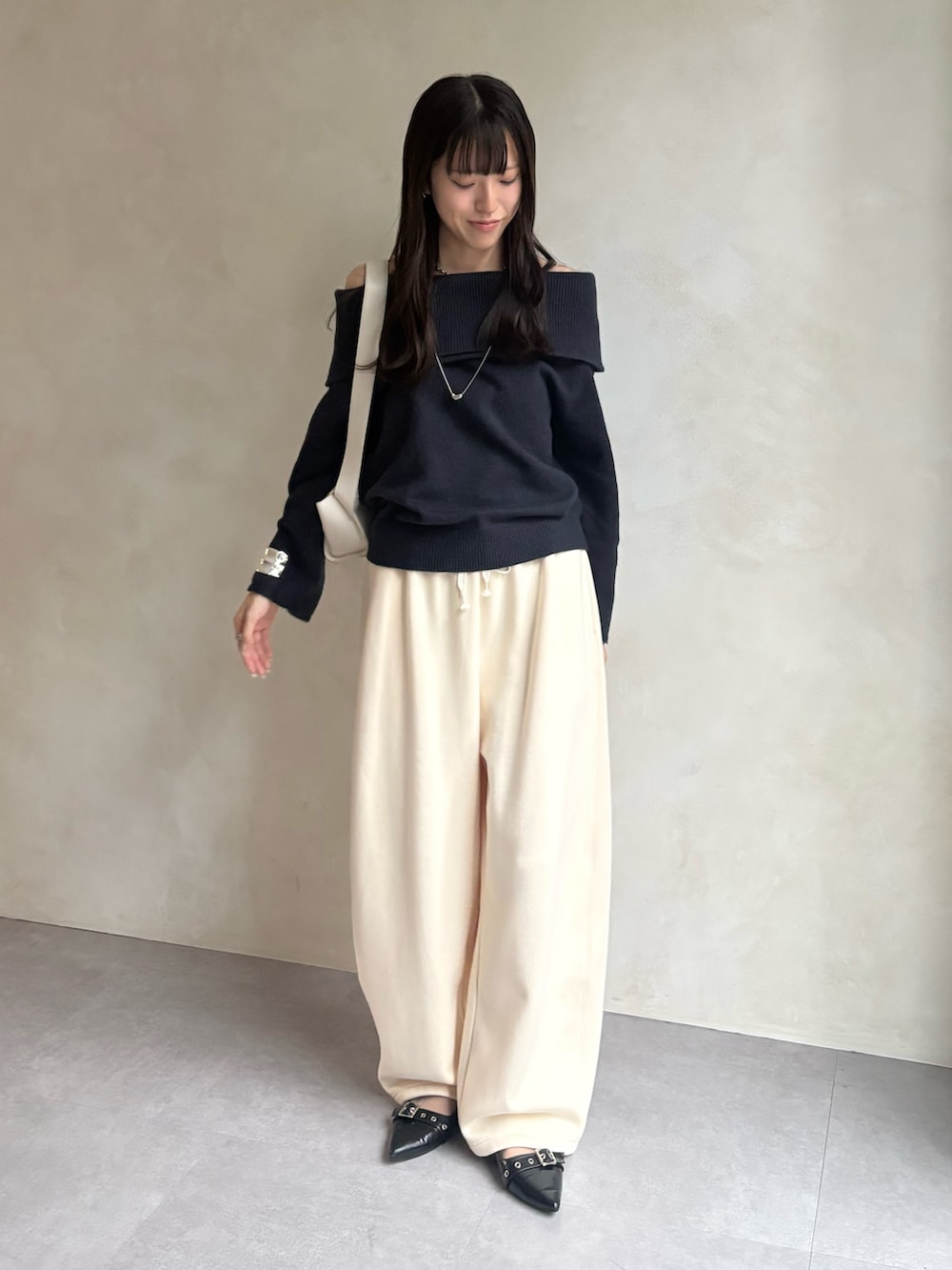 ブルー系のニット/セーター、ホワイト系のその他パンツを着用したレディースの冬コーディネートの2枚目の写真