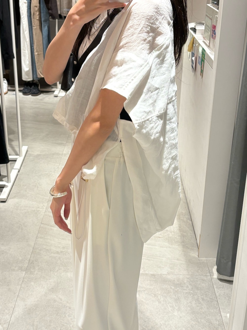 「モノトーン、きれいめカジュアル、シアートップス、シャツスタイル、夏服コーデ、シンプルカジュアル、パンツコーデ、ラクチンコーデ、リラックススタイル、シャツコーデ」｜「DouDouのタックワイドパンツ（スラックス、ホワイト系）」を使った、karinさん（骨格ウェーブ・レディース・165cm）の夏コーディネートの6枚目の写真