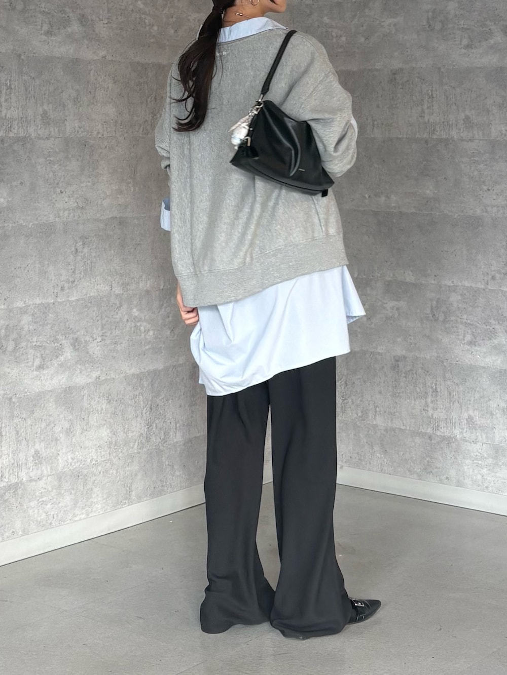 ブルー系のシャツ/ブラウス、グレー系のスウェット、ブラック系のその他パンツを着用したレディースの冬コーディネートの3枚目の写真