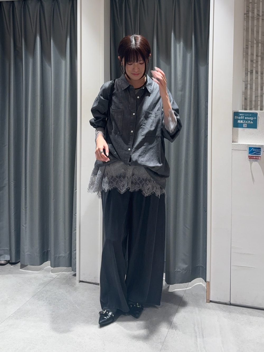 ブラック系のシャツ/ブラウス、グレー系のTシャツ/カットソー、ブラック系のデニムパンツを着用したレディースの春コーディネートの4枚目の写真