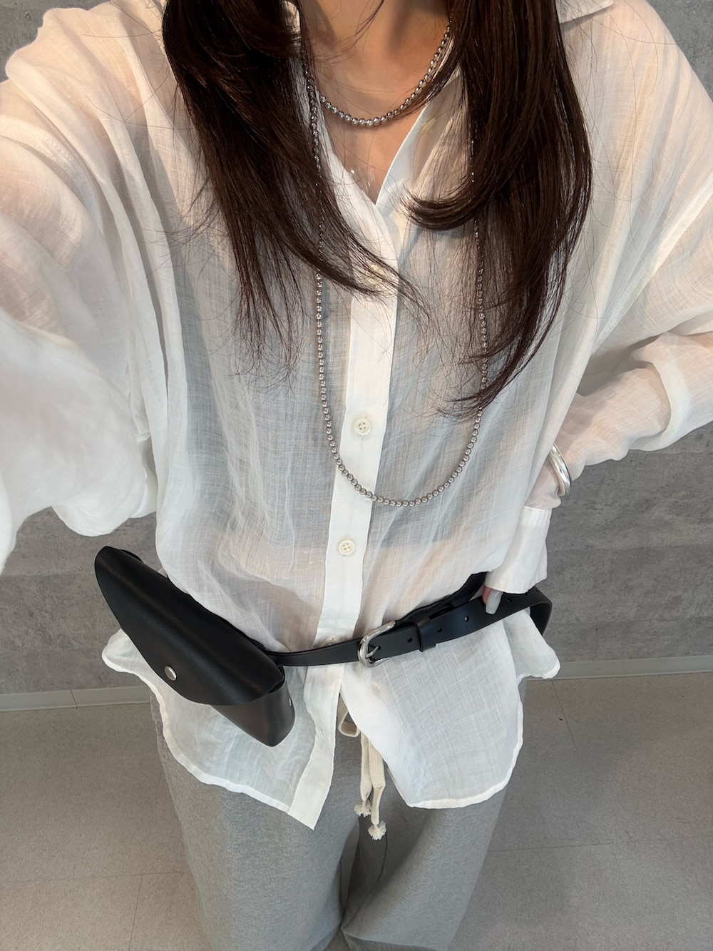 「白シャツ、ワイドパンツ、シアートップス、お出かけコーデ、シャツスタイル、きれいめカジュアル、オトナカジュアル、夏、今日のコーデ、DouDou、doudou_staff、スウェットパンツ」｜「DouDouのリネンビッグシャツ（シャツ/ブラウス、ホワイト系）」を使った、karinさん（骨格ウェーブ・レディース・165cm）の春コーディネートの6枚目の写真