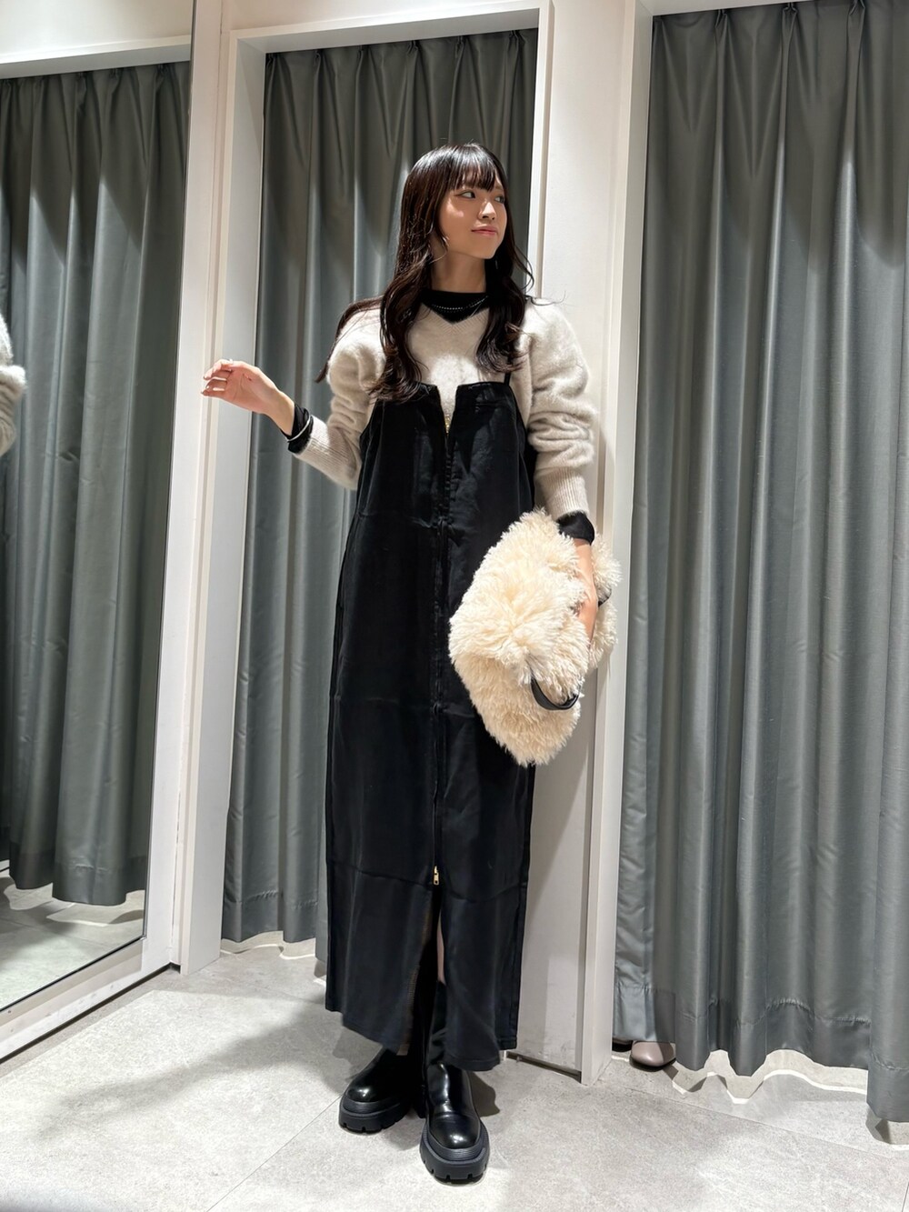 ホワイト系のニット/セーター、ブラック系のTシャツ/カットソー、ブラック系のワンピースを着用したレディースの秋コーディネートの2枚目の写真