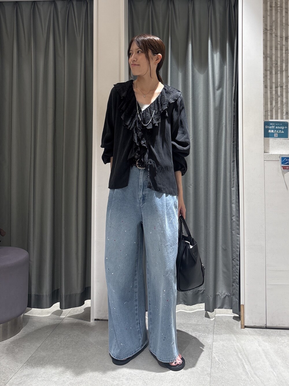 ブラック系のシャツ/ブラウス、ブルー系のその他パンツ、ブラック系のトートバッグを着用したレディースの秋コーディネートの3枚目の写真