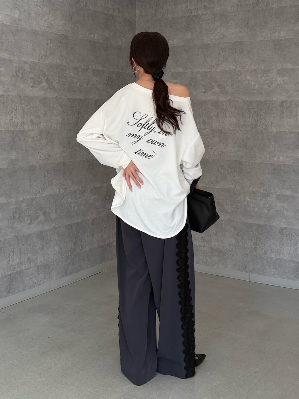 ホワイト系のTシャツ/カットソー、グレー系のその他パンツ、ブラック系のショルダーバッグを着用したレディースの冬コーディネートの3枚目の写真