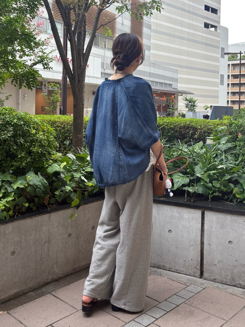 グレー系のその他パンツ、ホワイト系のシャツ/ブラウス、ブルー系のシャツ/ブラウスを着用したレディースの夏コーディネートの3枚目の写真