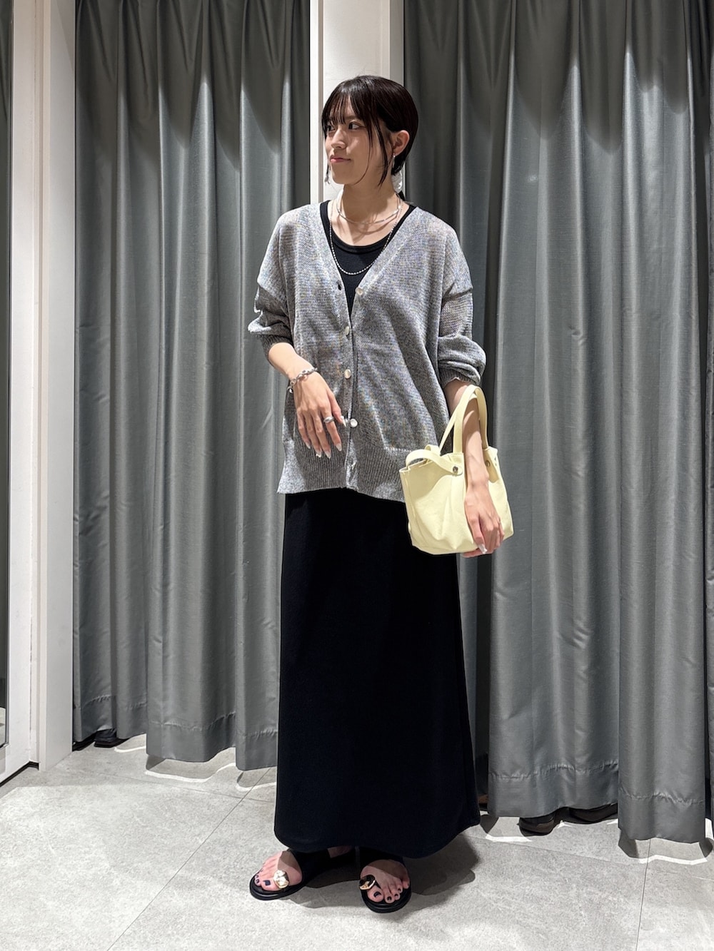 ブラック系のカーディガン/ボレロ、ブラック系のワンピースを着用したレディースの夏コーディネートの2枚目の写真
