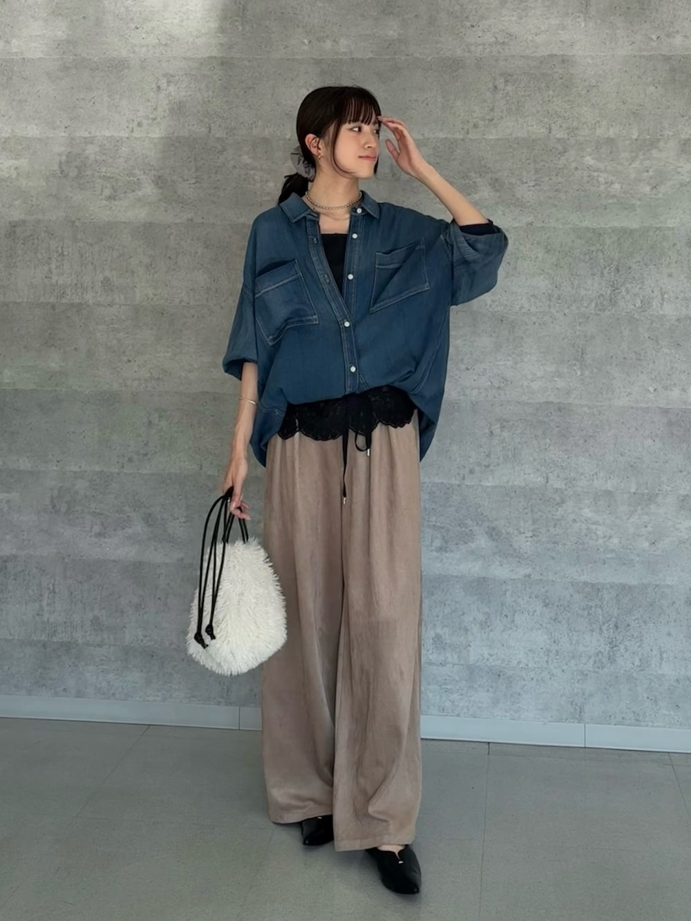 グレー系のタンクトップ、ブラック系のシャツ/ブラウス、ブルー系のシャツ/ブラウスを着用したレディースの秋コーディネートの2枚目の写真