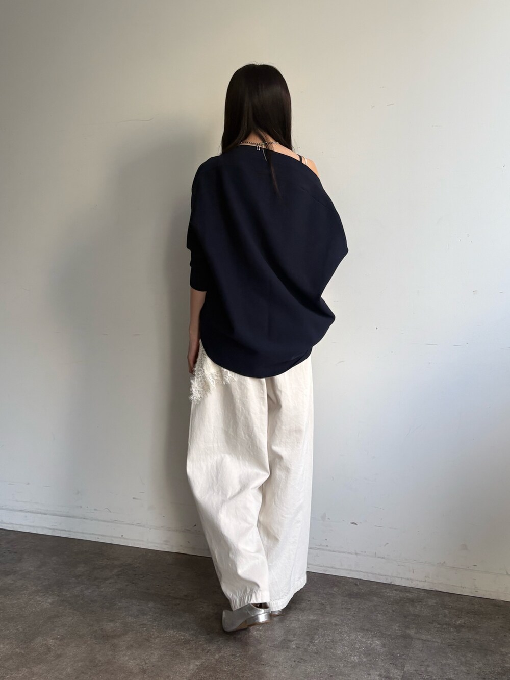 ブルー系のニット/セーター、ベージュ系のデニムパンツを着用したレディースの冬コーディネートの2枚目の写真