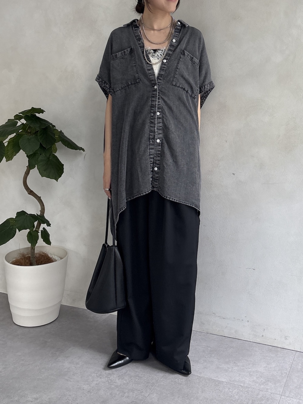 ブラック系のその他パンツ、ホワイト系のシャツ/ブラウスを着用したレディースの春コーディネートの5枚目の写真