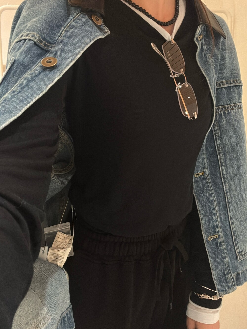 ブルー系のその他アウター、ブラック系のTシャツ/カットソー、ブルー系のTシャツ/カットソーを着用したレディースの秋コーディネートの3枚目の写真