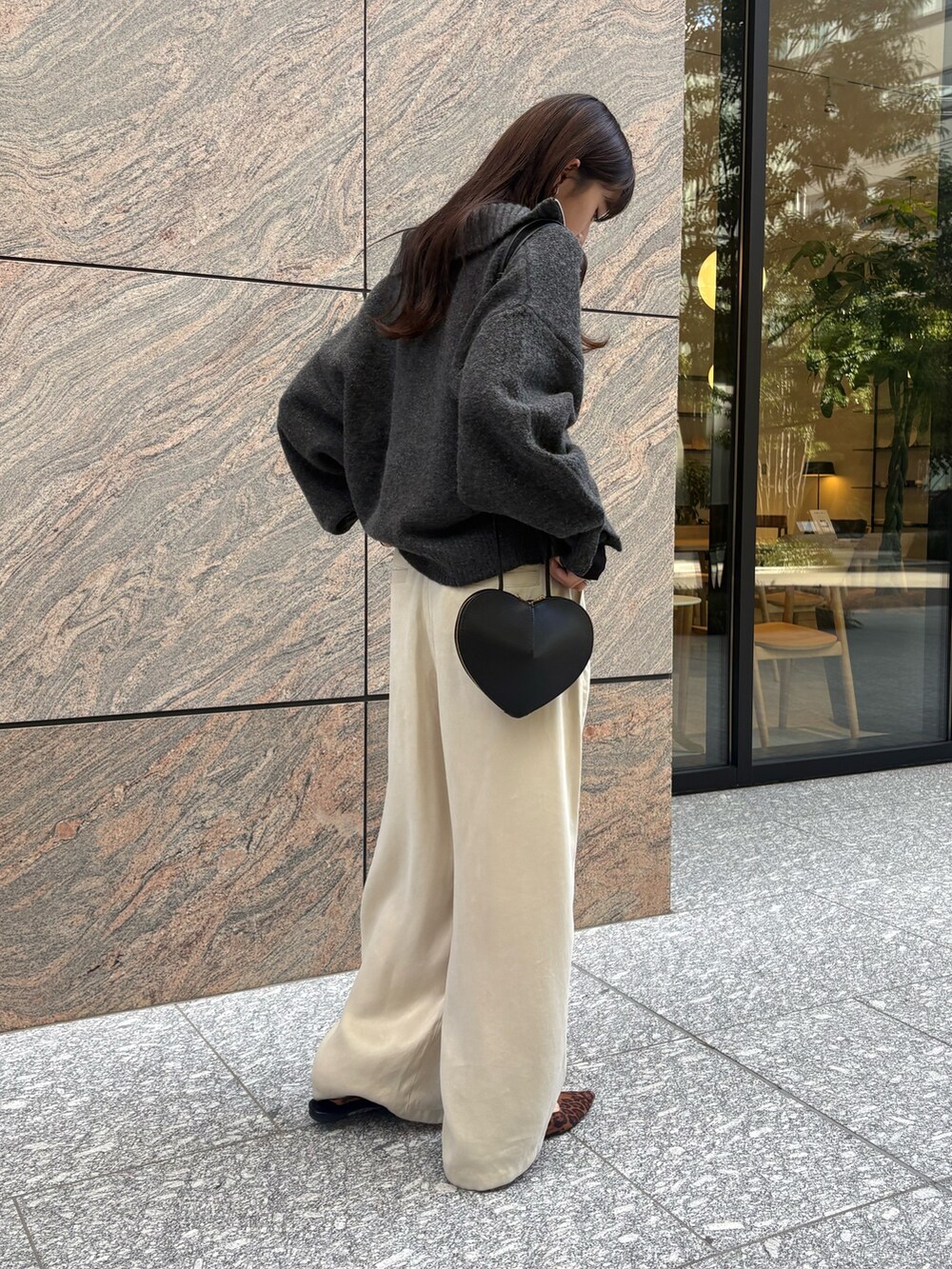 ブラック系のTシャツ/カットソー、ブラック系のカーディガン/ボレロ、ホワイト系のその他パンツを着用したレディースの秋コーディネートの3枚目の写真