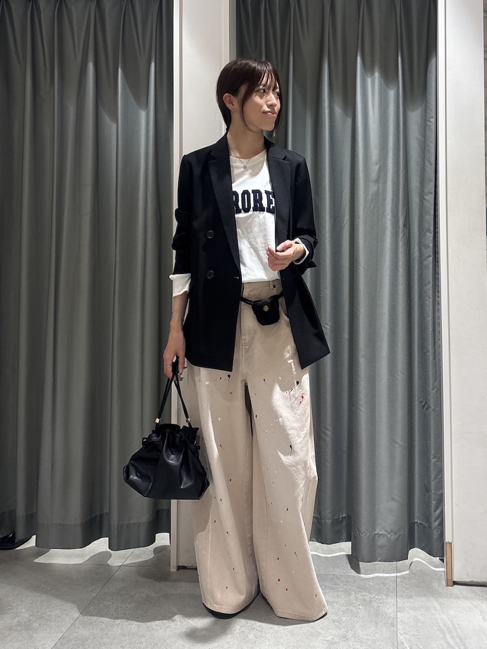 ホワイト系のTシャツ/カットソー、ブラック系のテーラードジャケット、ブラック系のトートバッグを着用したレディースの秋コーディネートの2枚目の写真
